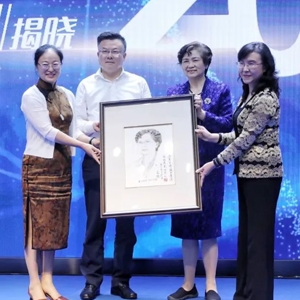 苏绣肖像赠李兰娟院士